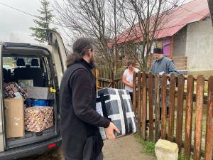 Peste 1.000 de familii necăjite din județ au primit alimente și haine prin proiectul „Dar de Înviere”