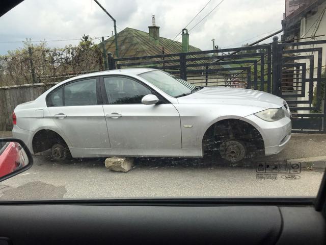 Autoturismul BMW lăsat fără roți