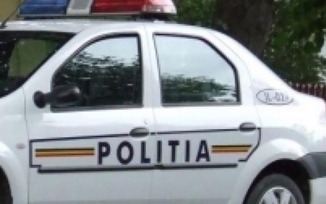 Un minor la volan a acroșat o mașină și s-a izbit într-un gard în timp ce încerca să scape de polițiști