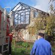 Casă distrusă de un incendiu izbucnit în plină zi