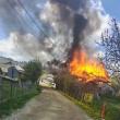 Casă distrusă de un incendiu izbucnit în plină zi