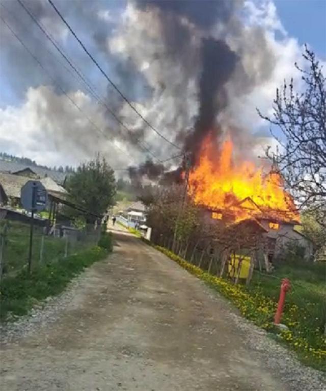 Casă distrusă de un incendiu izbucnit în plină zi