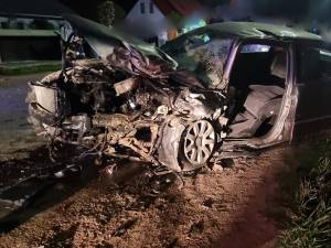 După un impact teribil, șoferul VW-ului a părăsit locul accidentului