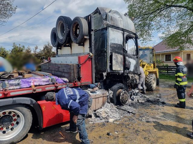 Incendiu la cabina unui autotren, cu pericol de propagare la un rezervor de 2.000 de litri de motorină