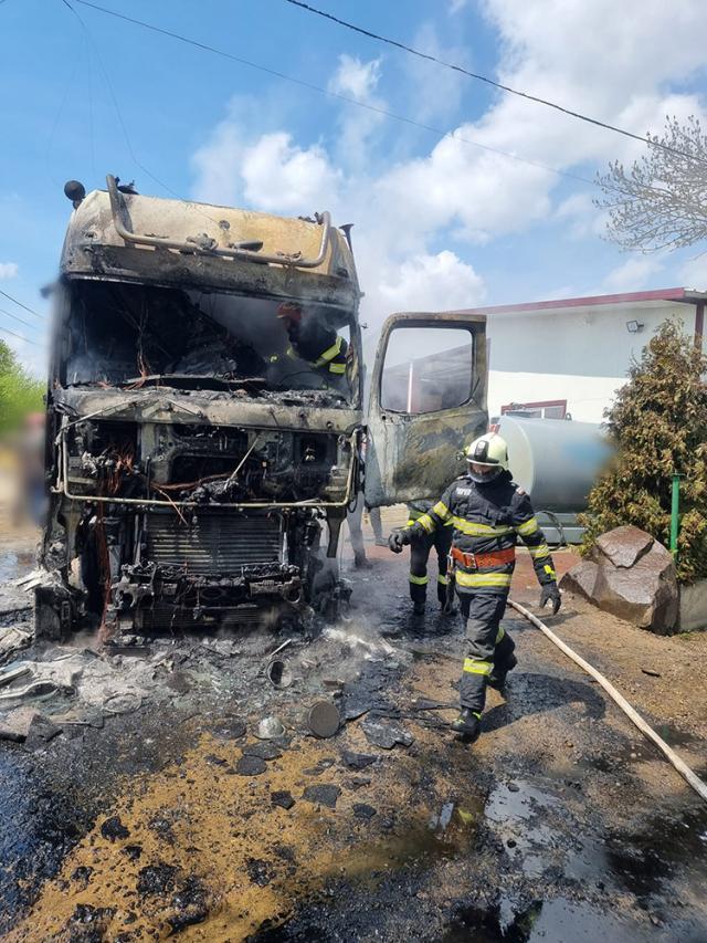 Incendiu la cabina unui autotren, cu pericol de propagare la un rezervor de 2.000 de litri de motorină