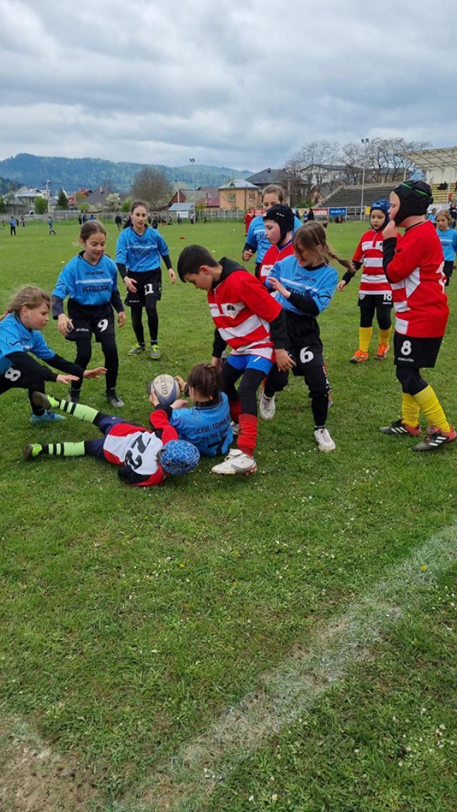 Rugby-ul ca o joacă la turneul de la Gura Humorului