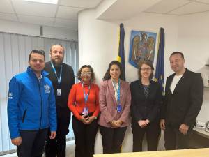 Viceprimarul Sucevei Lucian Harșovschi și delegația Înaltului Comisariat al Națiunilor Unite pentru Refugiați, condusă de Kylie Alcoba Wright