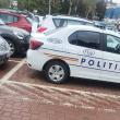 Maşina poliției parcată pe loc pentru persoane cu handicap