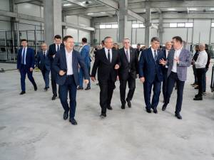 Premierul Nicolae Ciucă a vizitat compania Termoplast, unul dintre cei mai importanți producători de tâmplărie PVC și aluminiu din România