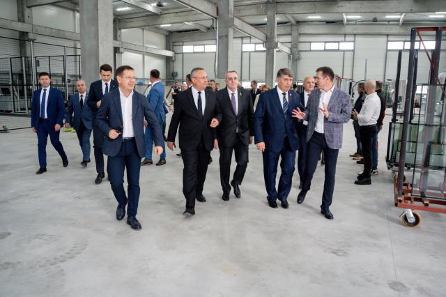 Premierul Nicolae Ciucă a vizitat compania Termoplast, unul dintre cei mai importanți producători de tâmplărie PVC și aluminiu din România