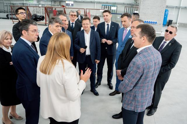 Premierul Nicolae Ciucă a vizitat compania Termoplast, unul dintre cei mai importanți producători de tâmplărie PVC și aluminiu din România