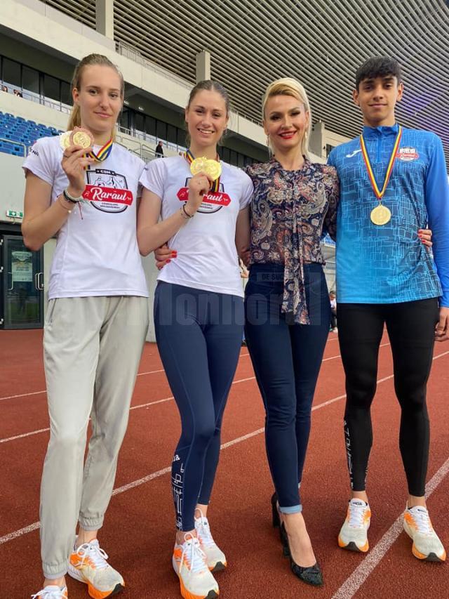 Antrenoarea Erzilia Țîmpău alături de cei trei medaliați