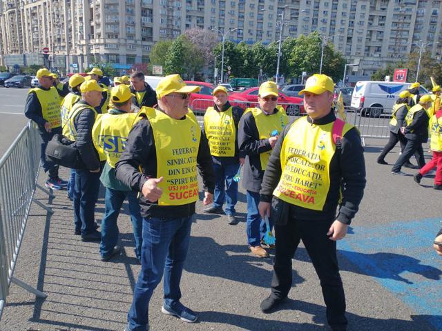 Peste 250 de angajați din școlile sucevene au protestat la București