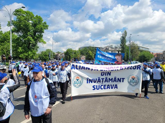 Peste 250 de angajați din școlile sucevene au protestat la București