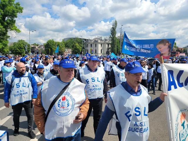 Peste 250 de angajați din școlile sucevene au protestat la București