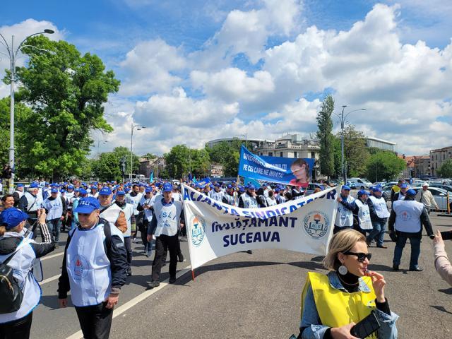 Peste 250 de angajați din școlile sucevene au protestat la București