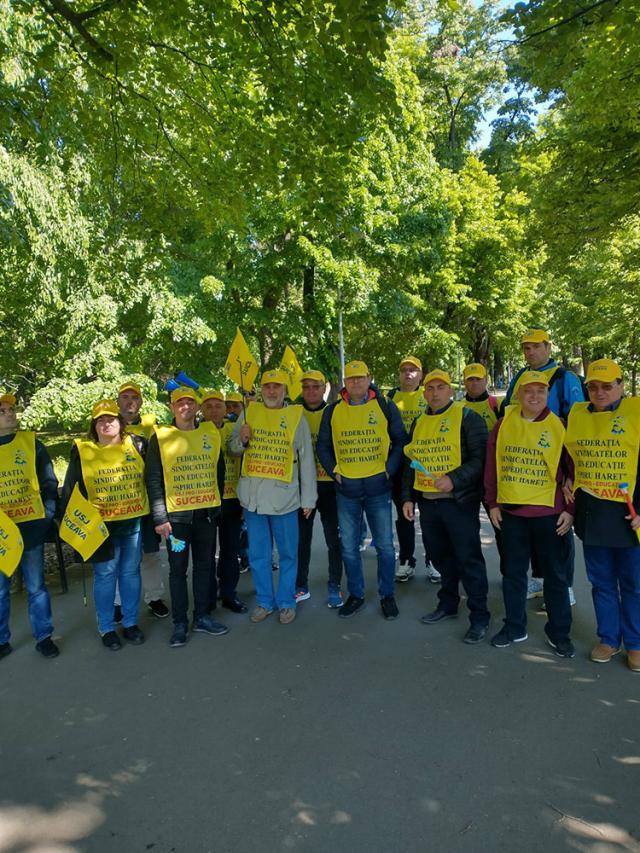 Peste 250 de angajați din școlile sucevene au protestat la București