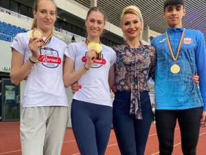 Antrenoarea Erzilia Țîmpău alături de cei trei medaliați