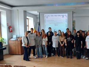 Profesori și elevi de la Colegiul de Artă „Ciprian Porumbescu” au dezbătut temele cetățeniei și valorilor europene