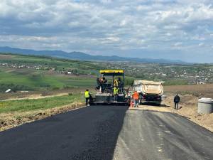 Flutur apreciază ritmul bun al lucrărilor de modernizare a drumului Comănești-Bălăceana