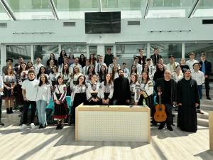 Crâmpeie din activități cu tineri: dezbateri, atelier biblic, teatru, la Colegiul „Petru Rareș”