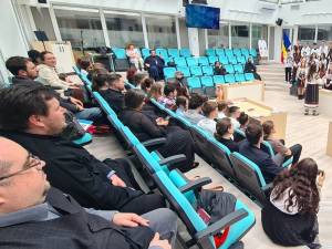 Crâmpeie din activități cu tineri: dezbateri, atelier biblic, teatru, la Colegiul „Petru Rareș”