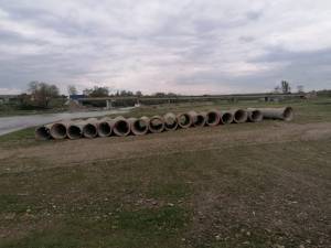 DRDP Iași a început să aducă tuburile pentru amenajarea podului provizoriu prin râul Suceava