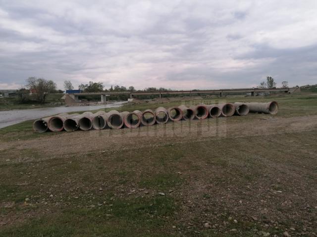 DRDP Iași a început să aducă tuburile pentru amenajarea podului provizoriu prin râul Suceava