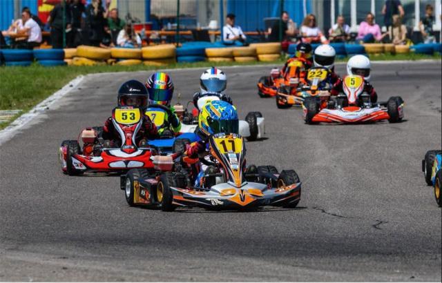 Andrei Rebenciuc, cu numărul 17, în timpul cursei