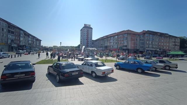 Peste 90 de autoturisme istorice au participat la Retro Parada Primăverii de la Suceava