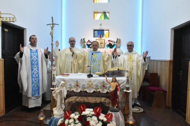 Liturghie în biserica din Poiana Micului