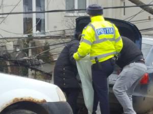 Poliţiştii au ridicat țigările din autoturismul Audi A6  Sursa Facebook