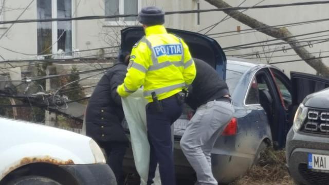 Poliţiştii au ridicat țigările din autoturismul Audi A6  Sursa Facebook