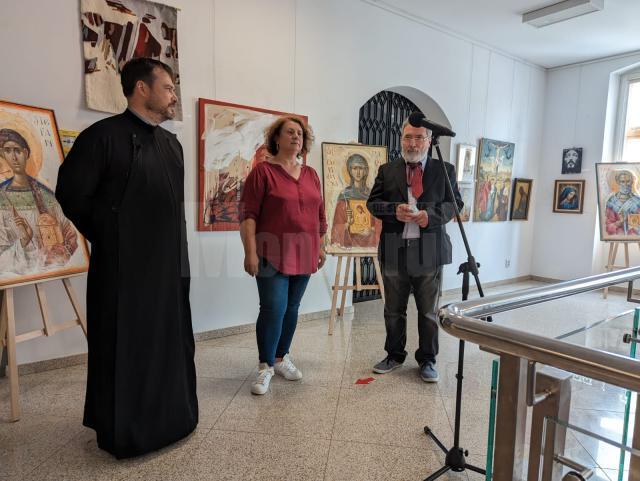 Zeci de artiști plastici suceveni au expus „Cărări spre lumină”, la Muzeul de Istorie Suceava