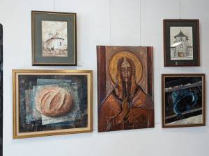 Zeci de artiști plastici suceveni au expus „Cărări spre lumină”, la Muzeul de Istorie Suceava