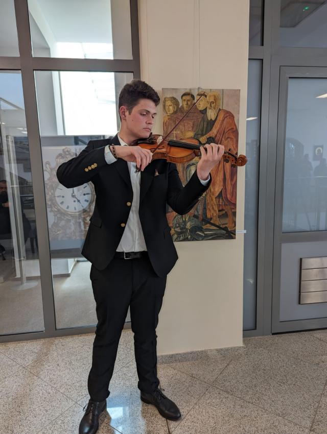 Ștefan Capră, elev în clasa a IX-a la Colegiul de Artă „Ciprian Porumbescu” Suceava