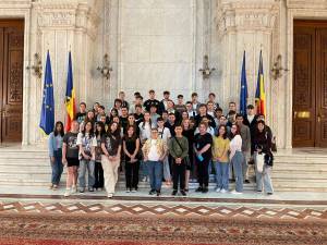 Mirela Adomnicăi, alături de elevii Colegiului Național „Nicu Gane” din Fălticeni care au vizitat Palatul Parlamentului