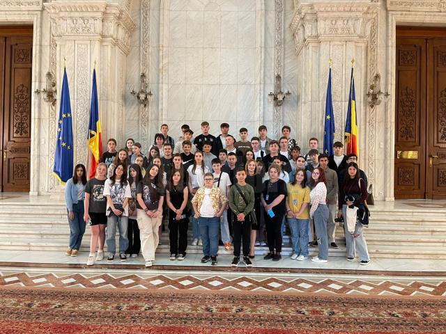 Mirela Adomnicăi, alături de elevii Colegiului Național „Nicu Gane” din Fălticeni care au vizitat Palatul Parlamentului