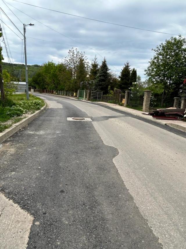 Se lucrează pentru asfaltarea străzii Ștrandului