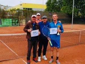 Mircea Olaru, Viorel Negru şi Vasile Ungureanu, trei dintre medaliații turneul de la Suceava, alături de arbitrul Costel Chelariu