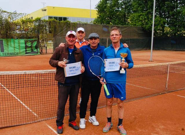 Mircea Olaru, Viorel Negru şi Vasile Ungureanu, trei dintre medaliații turneul de la Suceava, alături de arbitrul Costel Chelariu