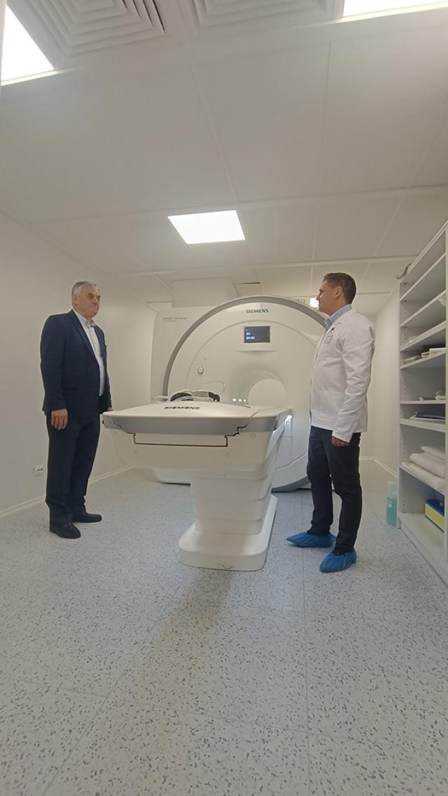 Primarul Ioan Pavăl și medicul Gabriel Cocea lângă modernul aparat RMN