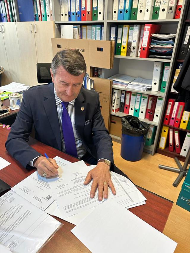 Primarul Marinel Bălan a semnat la Ministerul Dezvoltării contractul pentru modernizarea a 7,2 kilometri de drumuri din oraș
