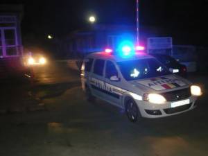 Un șofer care circula cu farurile stinse, în miez de noapte, prins de polițiști după ce a încercat să fugă pe jos