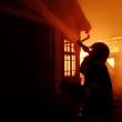 Un incendiu izbucnit în toiul nopții a distrus complet o casă și s-a extins și la o a doua