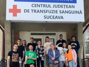 Grupul de elevi donatori de la Colegiul „Mihai Băcescu” din Fălticeni și profesorul lor Bogdan Dumitriu