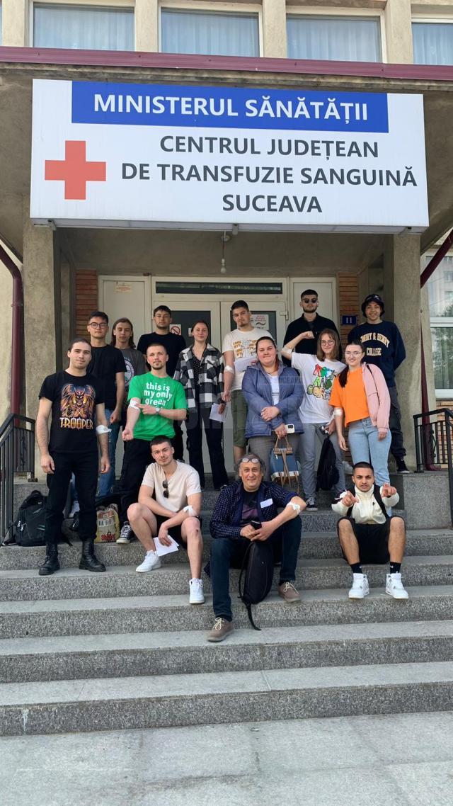 Grupul de elevi donatori de la Mihai Băcescu și profesorul lor Bogdan Dumitriu