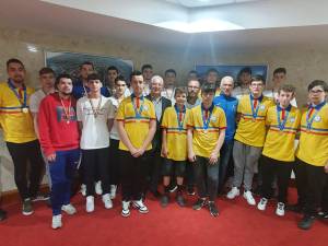 Primarul Ion Lungu alături de membrii echipelor de Handbal Masculin și ai celei de Volei a Liceului cu Program Sportiv Suceava