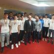 Primarul Ion Lungu alături de membrii echipelor de Handbal Masculin și a celei de Volei a Liceului cu Program Sportiv Suceava