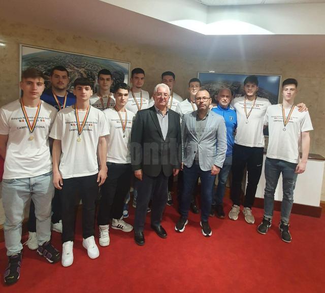 Primarul Ion Lungu alături de membrii echipelor de Handbal Masculin și a celei de Volei a Liceului cu Program Sportiv Suceava